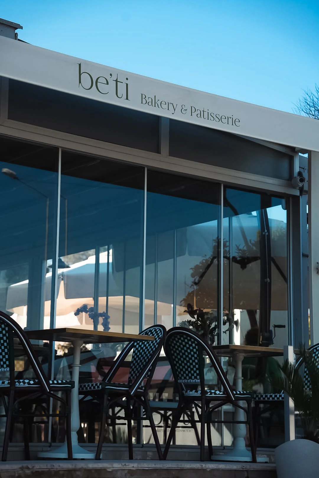 Urla’da be’ti Bakery & Patisserie’nin dış cephesi ve masaları
